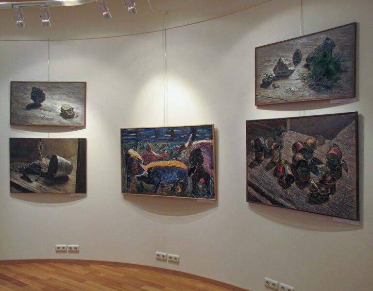Картины в зале. Выставка «48 живописных работ» 2011 г.