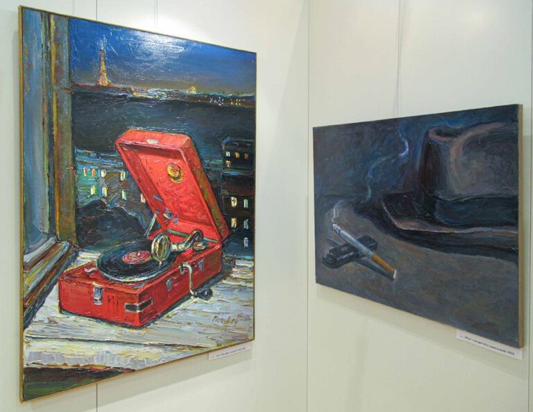 Картины в зале. Выставка «48 живописных работ» 2011 г.